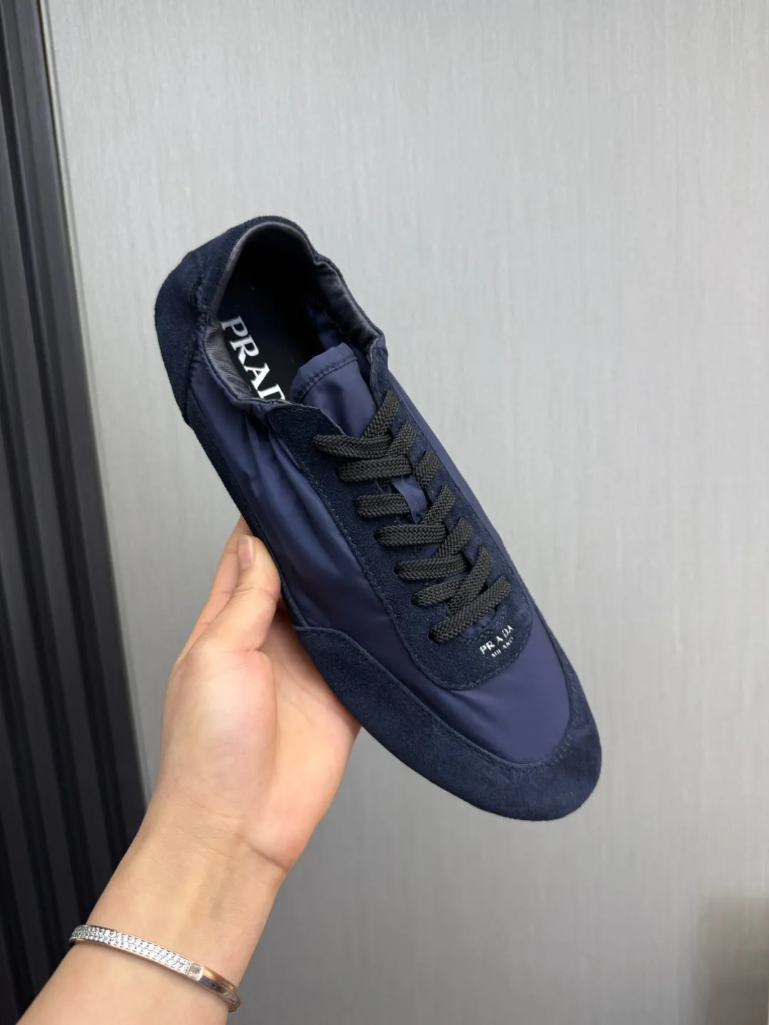Men's Shoes💰500💰Men's PRADA 2025 Early Spring Collapse New Sports Shoes Moral Training Shoes Collapse's name comes from the fact that it can be easily put on and taken off with bare hands ~ The light and comfortable features create a more relaxed and casual look, and the side elastic design can be worn twice! Super comfortable catwalk sneakers, as thin and light as ballet slippers, as comfortable as sneakers, comfortable and super light on the feet. Fabric: frosted cowhide leather spliced ​​with nylon cloth, cowhide foot pads, men's size 38-45